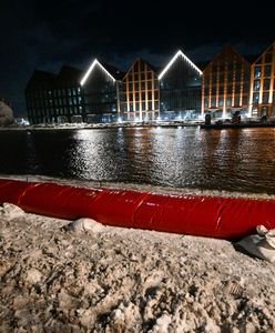 Wyrwa w wale przeciwpowodziowym pod Elblągiem. Szybka akcja służb