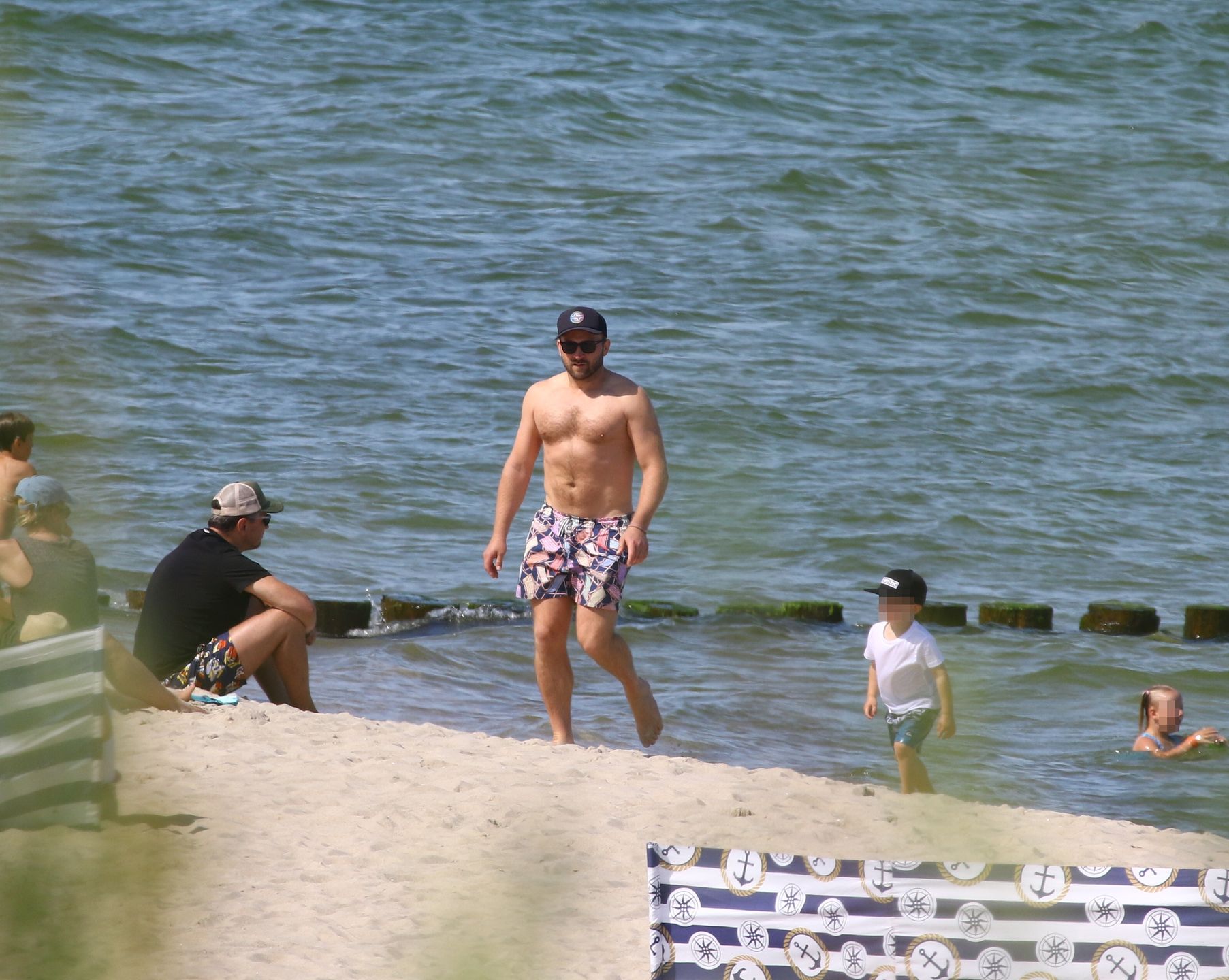 Borys Szyc na plaży z rodziną