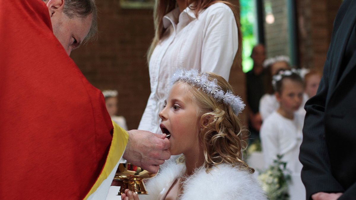 Czy dziecko może przyjąć komunię, gdy rodzice nie mają ślubu?