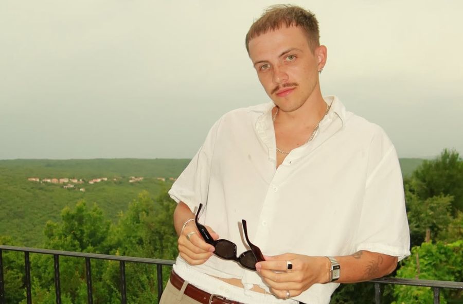 Świeży pokazał zdjęcie paszportowe. Wygląda jak patus, który bił