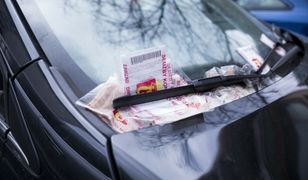 Postawili auta na darmowym parkingu. Teraz muszą zapłacić 10 tys. zł