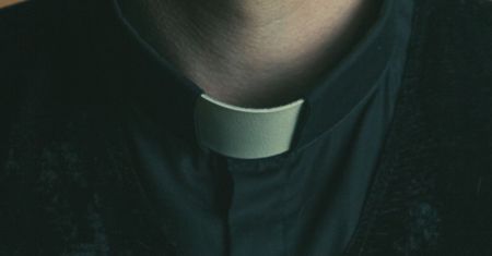 Ksiądz ze Szczecina zawieszony. Wysyłał nastolatce szokujące wiadomości
