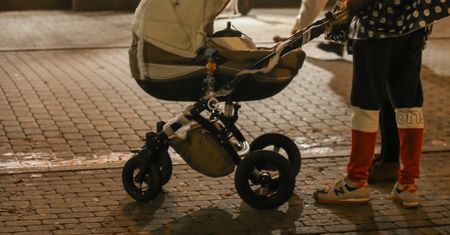 Nieprzytomna kobieta leżała na ulicy. Na jej brzuchu płakało niemowlę