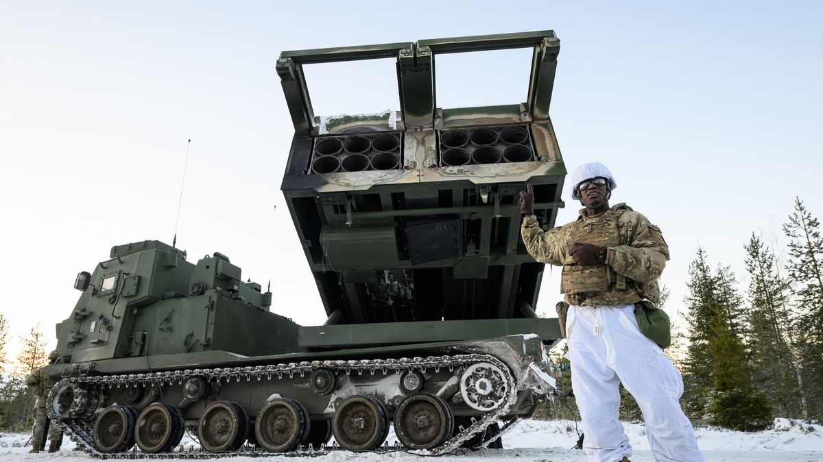Amerykański oficer podczas ćwiczeń wojskowych Lightning Strike w Finlandii, listopad 2024 roku