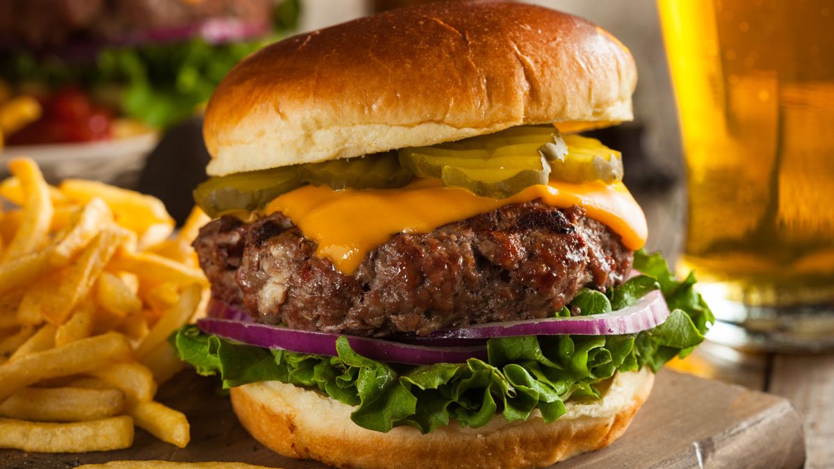 Dlaczego tak lubimy fast foody? Wyjaśniamy, co jest powodem