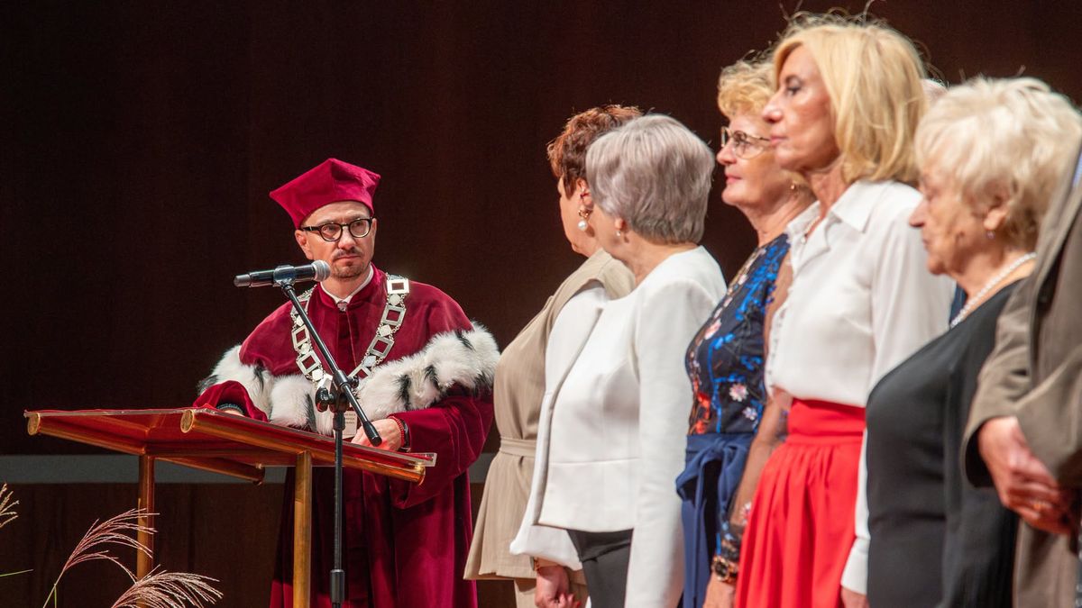 Seniorzy podczas inauguracji roku akademickiego w NUTW w Pile.