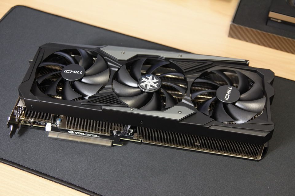 Karta jest tego samego gabarytu, co RTX 4080 od Inno3D.