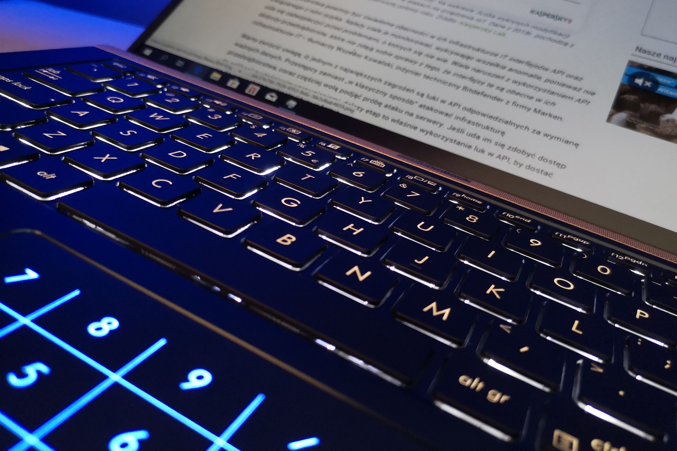 ASUS ZenBook 14 – test wydajnego laptopa z klawiaturą numeryczną w gładziku 8