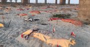 Koronawirus w Indiach. Przerażający widok setek grobów na plaży