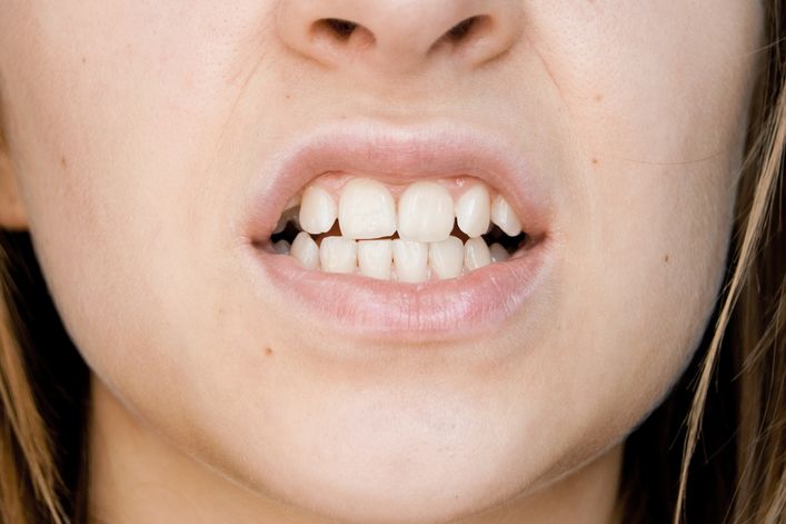 Przeskakiwanie żuchwy to wskazanie do wizyty u stomatologa.