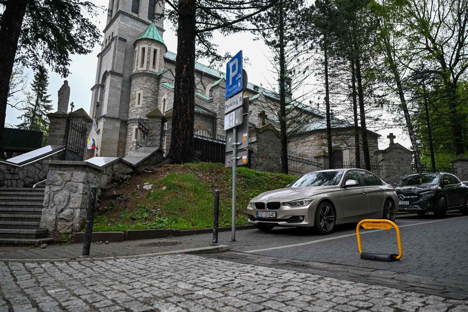 Parafia blokuje drogę w centrum Zakopanego. Spór o parking i własność dzieli radnych