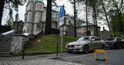 Parafia blokuje drogę w centrum Zakopanego. Spór o parking i własność dzieli radnych