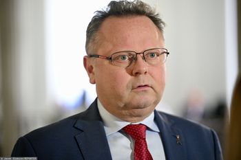 Czarne chmury nad Szejną. Jego odejścia chcą Tusk i Sikorski