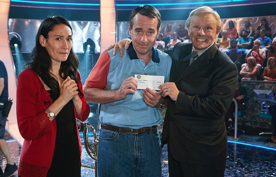 Kadr z serialu "Quiz". W Charlesa Ingrama wciela się Matthew Macfadyen.