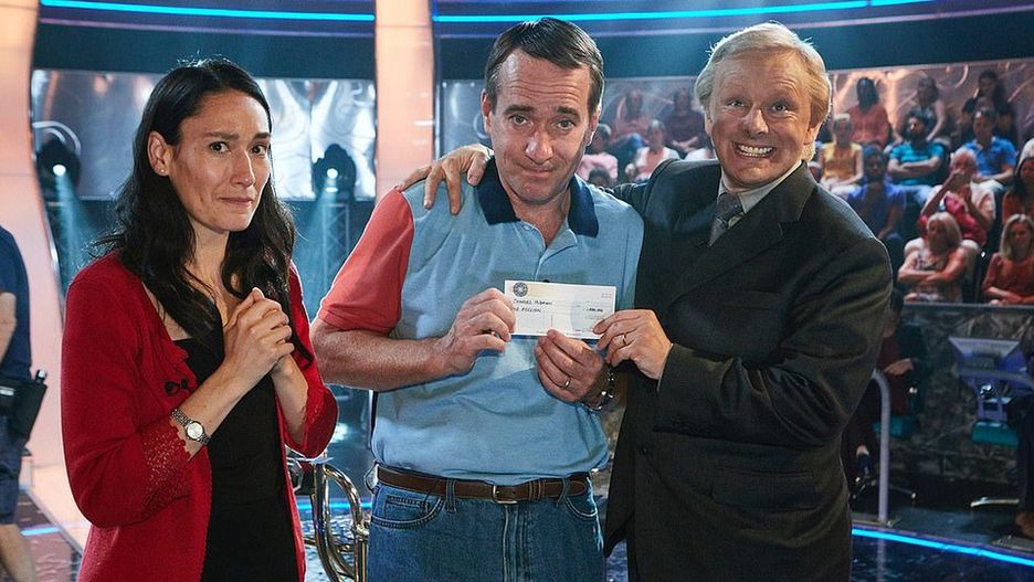 Kadr z serialu "Quiz". W Charlesa Ingrama wciela się Matthew Macfadyen.