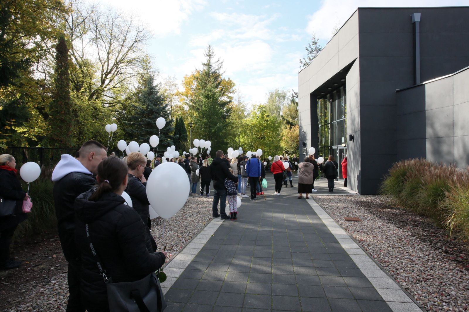 Uczestnicy pogrzebu przynieśli białe balony