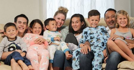 Oboje są po 50. Kilka miesięcy temu adoptowali siódemkę dzieci