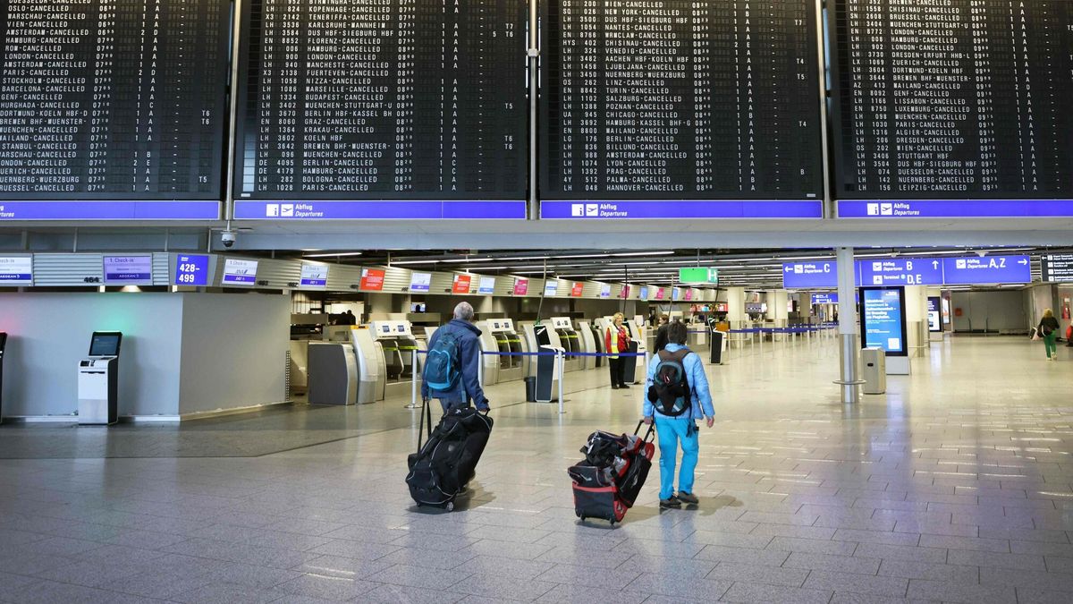 Strajk na niemieckich lotniskach
A display showing cancelled flight due to a strike of German union Verdi is pictured at the Frankfurt/Main airport in Frankfurt, western Germany on March 10, 2025. Major disruptions loom at German airports on march 10, 2025, including a total shutdown of flights at Berlin, after a services union announced strike action for better pay for ground personnel. The industrial action also hit the country's biggest airport in Frankfurt as well as hubs in Bremen, Cologne, Dortmund, Duesseldorf, Hamburg, Hanover, Leipzig, Munich and Stuttgart. (Photo by Daniel ROLAND / AFP)
DANIEL ROLAND