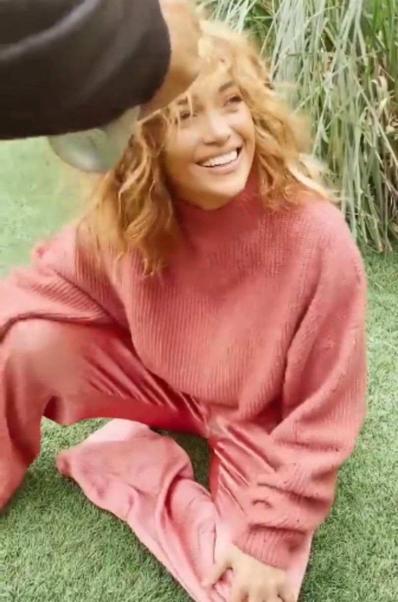 Jennifer Lopez promuje własną markę kosmetyczną z mamą i córką