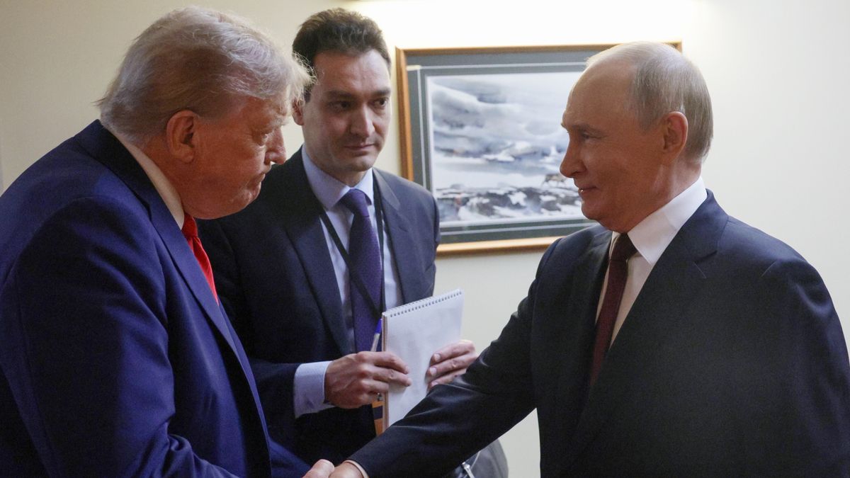 US President Donald Trump (L) and Russian President Vladimir Putin (R) shake hands before a joint news conference following their meeting at Joint Base Elmendorf-Richardson in Anchorage, Alaska, USA, 15 August 2025. EPA/GAVRIIL GRIGOROV/SPUTNIK/KREMLIN POOL / POOL MANDATORY CREDIT Dostawca: PAP/EPA.