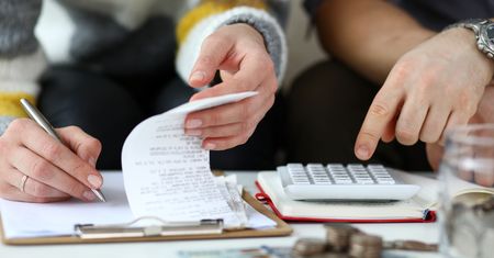 "Mąż utrzymuje dom, ja zarabiam na swoje wydatki". Tradycyjny podział finansów wciąż ma się dobrze