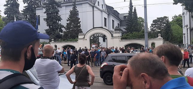 Zamieszanie w Wiedniu, interweniowała policja. Polacy protestowali na terenie ambasady