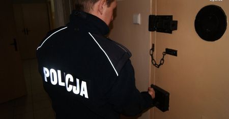 Żywiec. Uszkodzone samochody, radiowóz i elewacja kilku budynków, efekt rajdu po żywieckich ulicach