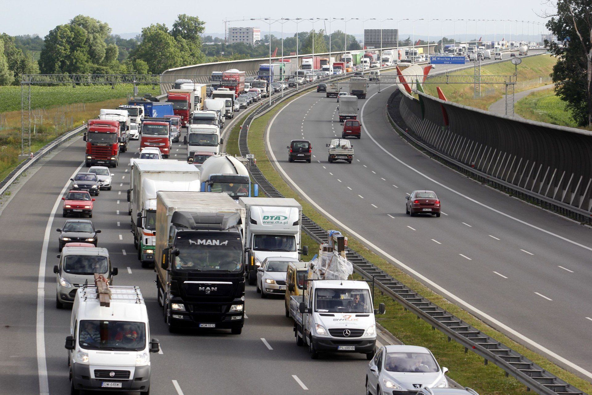Wielkie utrudnienia na AOW, na 8. kilometrze autostrady A8 zderzyły się dwie ciężarówki.
