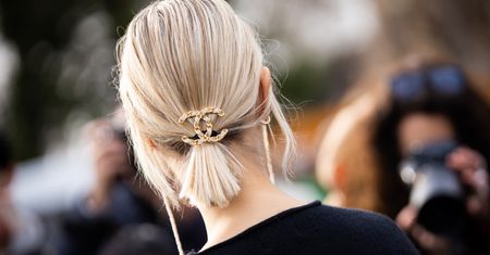 Miodowy blond. Komu pasuje, a kto powinien go unikać?