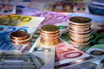 EBC nie zmienia stóp procentowych, ale ostrzega przed skutkami drożejącej energii