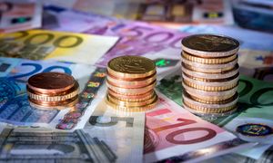 EBC nie zmienia stóp procentowych, ale ostrzega przed skutkami drożejącej energii