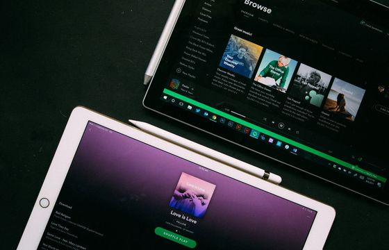 Spotify i Universal Music Group z narzędziem AI do tworzenia coverów i remiksów