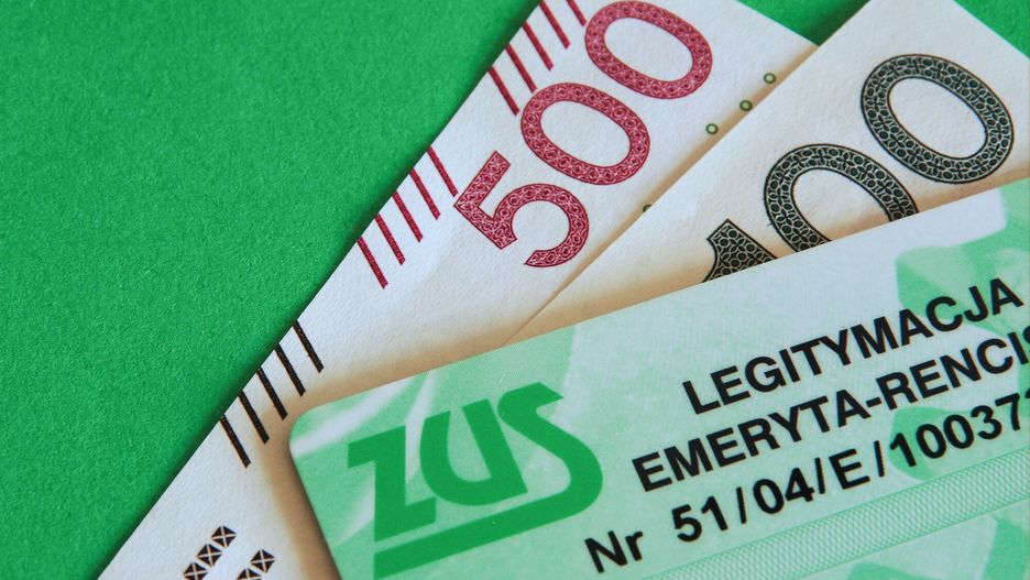Co daje posiadanie legitymacji emeryta?