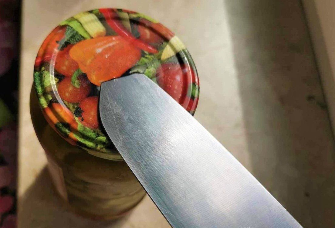 Nakrętka na słoiku z otworem wykonanym nożem