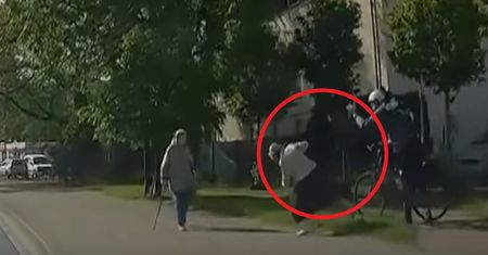 Popchnął 80-latkę i uciekł. Policja ujawnia. Poszli do niego do pracy