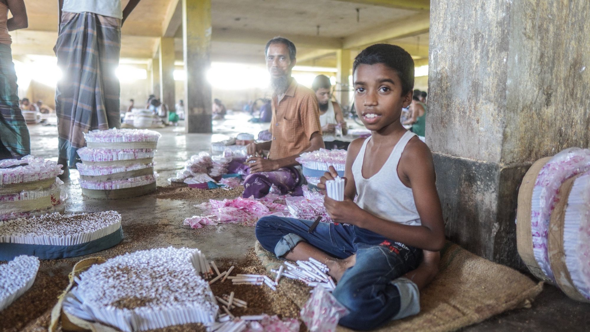 Dzieci w Bangladeszu zajmują się też m.in. produkcją papierosów