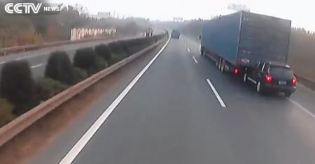 Porsche Cayenne złapane przez ciężarówkę