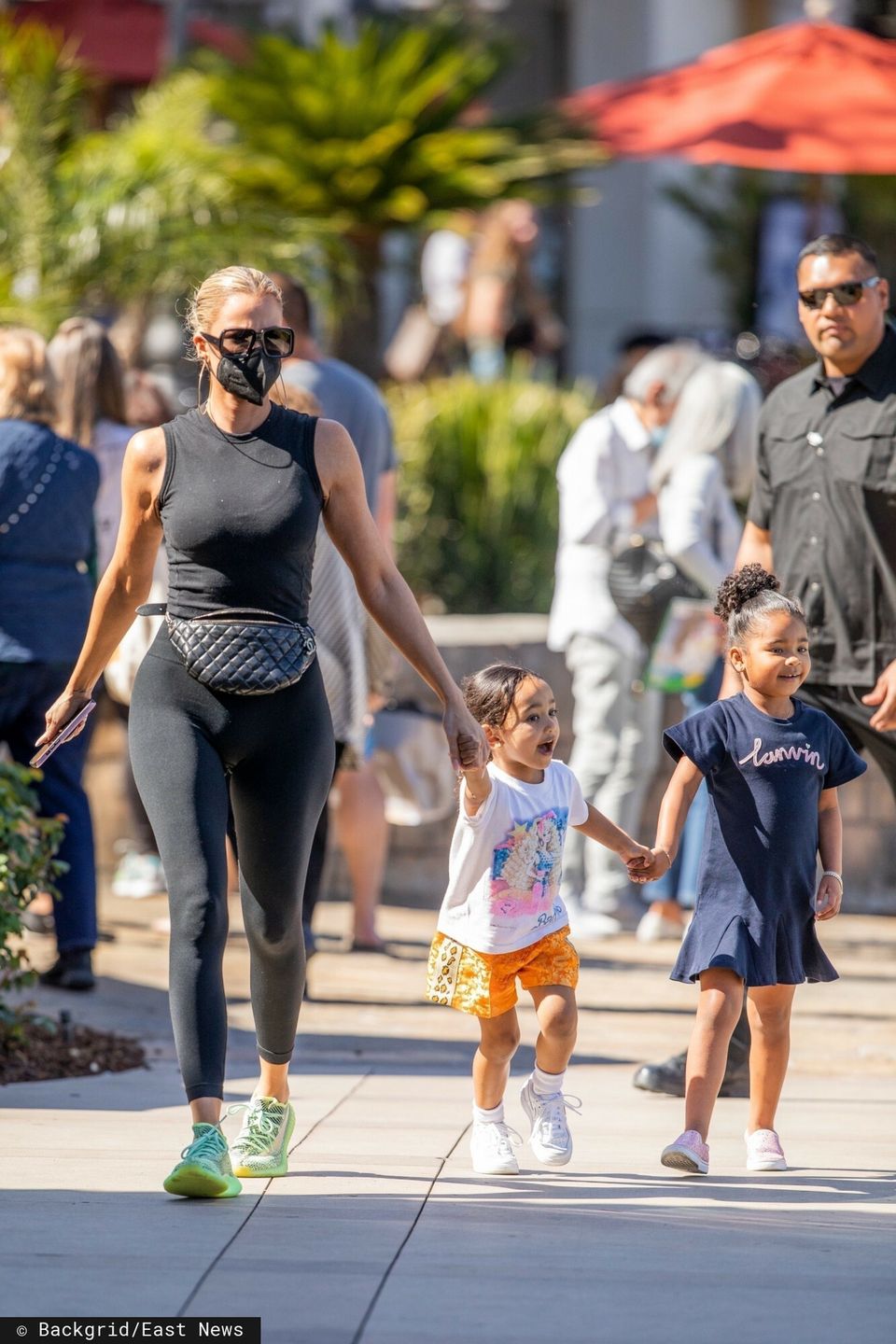 Khloe Kardashian buszuje po sklepach z córką i siostrzenicą