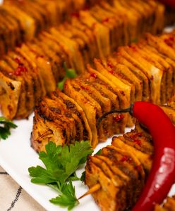 Tortillowe szaszłyki z wołowiną. Pomysł na ciepłą przekąskę z piekarnika