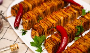 Tortillowe szaszłyki z wołowiną. Pomysł na ciepłą przekąskę z piekarnika