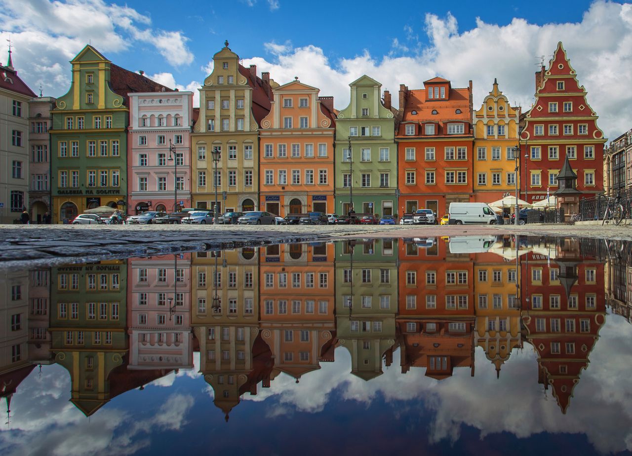 Wykorzystaj sytuację zaraz po deszczu i efektownie odbij w kałuży architekturę.