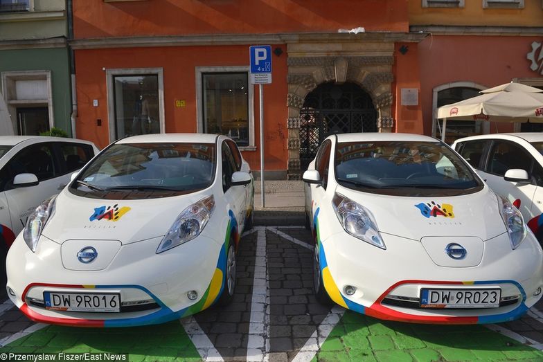 Auta można zostawiać na każdym legalnym miejscu parkingowym. Dodatkowym ułatwieniem jest 200 specjalnie dedykowanych miejsc tylko dla VOZILLI