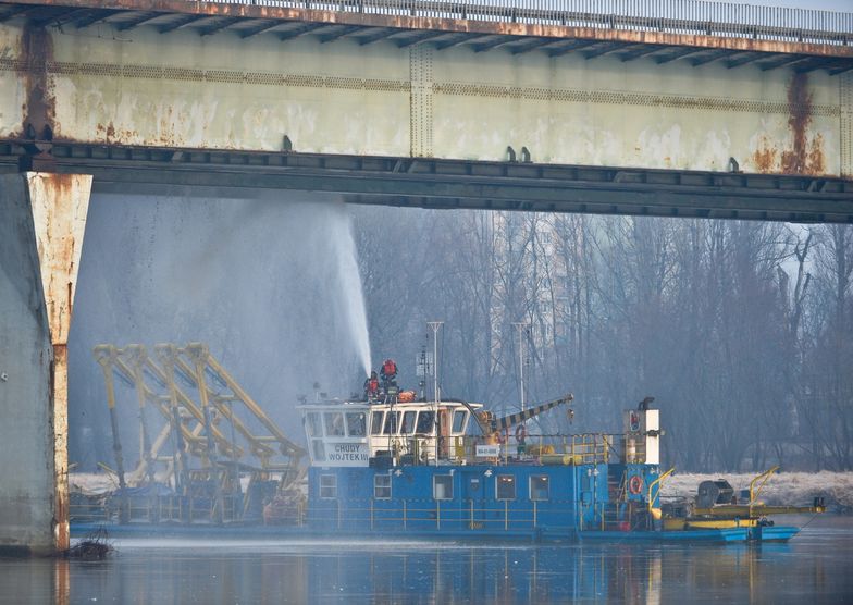 Pożar Mostu Łazienkowskiego uszkodził sieć światłowodową MON