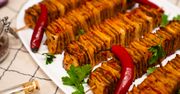 Tortillowe szaszłyki z wołowiną. Pomysł na ciepłą przekąskę z piekarnika