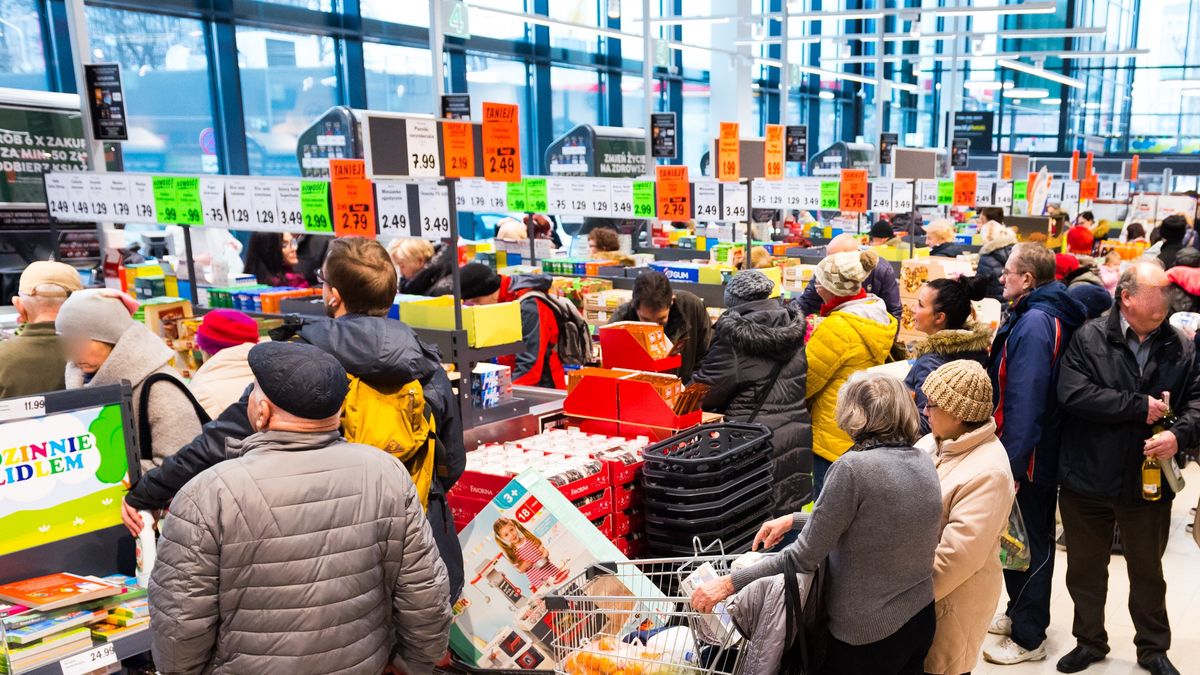 Praca kasjerów w okresie okołoświątecznym jest wyjątkowo trudna przez brak personelu