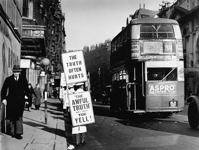 Mocne, czarno-białe fotografie uliczne z Londynu lat 30. i 40. 6