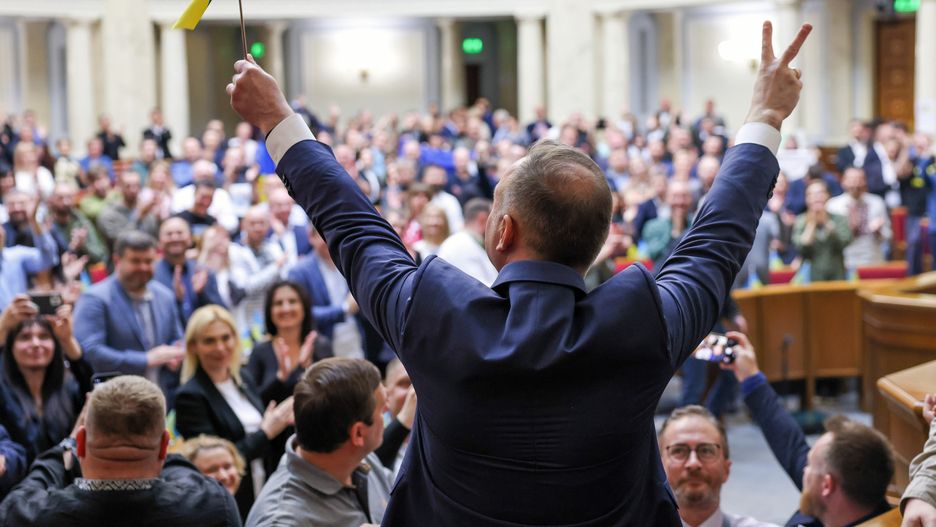 Kijów, Ukraina, 22.05.2022. Prezydent RP Andrzej Duda w Radzie Najwyższej Ukrainy w Kijowie, 22 bm. Prezydent Andrzej Duda jest z wizytą na Ukrainie. W Radzie Najwyższej w Kijowie wygłosił orędzie jako pierwsza głowa obcego państwa od wybuchu wojny. Trwa inwazja Rosji na Ukrainę. (mr) PAP/Jakub Szymczuk/KPRP HANDOUT EDITORIAL USE ONLY NO SALES