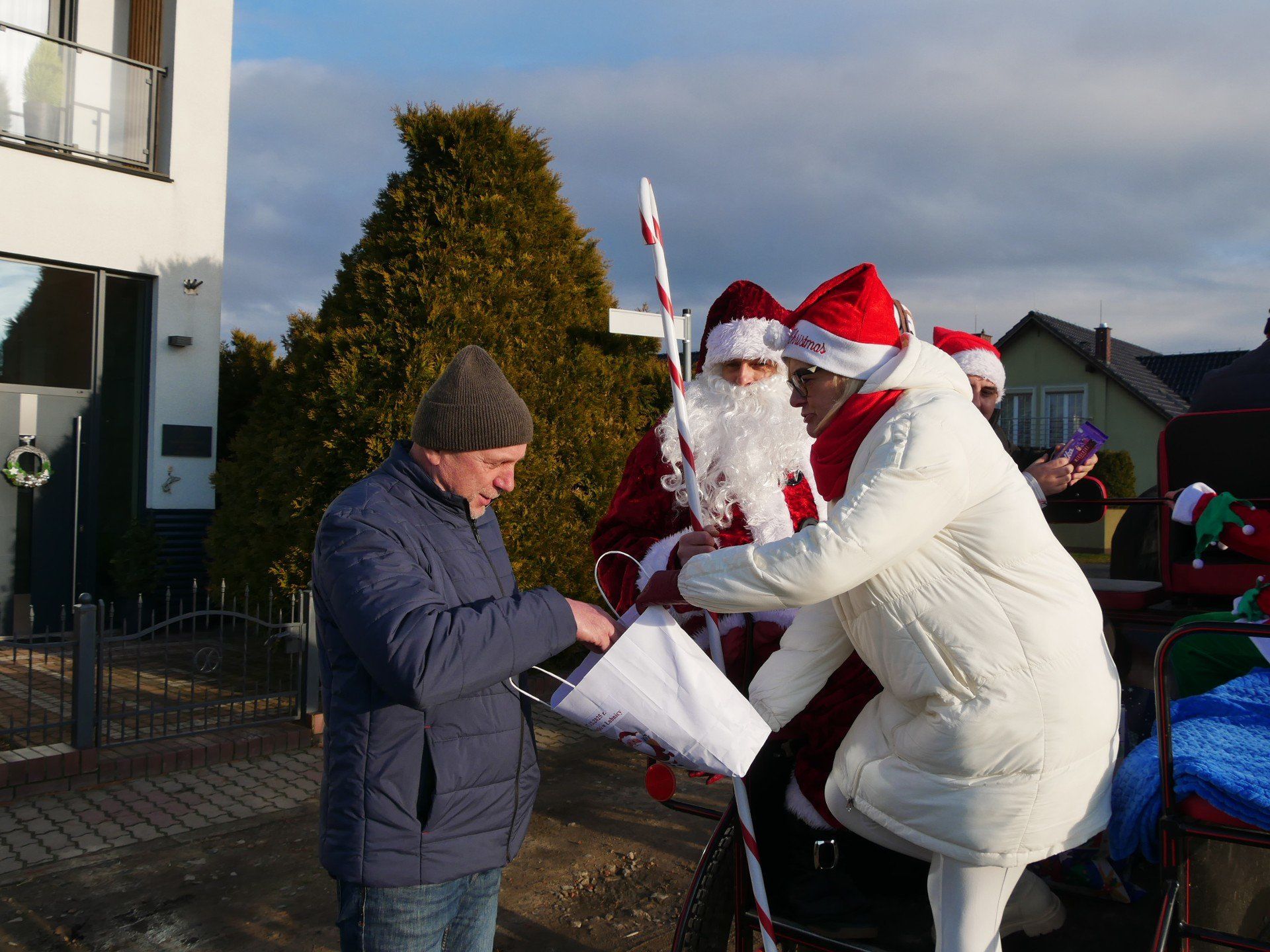 Mikołaj wraz z pomocnikami rozdali słodkie upominki w Łubnicy