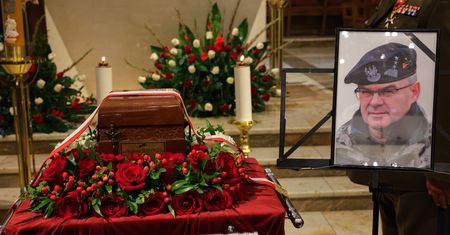 Pogrzeb gen. Waldemara Skrzypczaka. Były dowódca Wojsk Lądowych RP spoczął na Powązkach Wojskowych