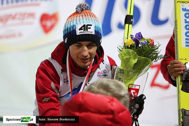 Kamil Stoch odbiera nagrodę i gratulacje